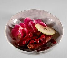 Утиная грудка с соусом из дикой вишни и толченым картофелем