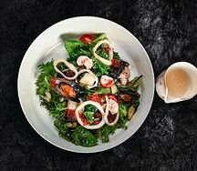 Салат с морскими деликатесами