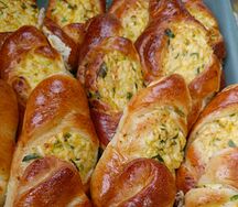 Пирожок с луком и яйцом