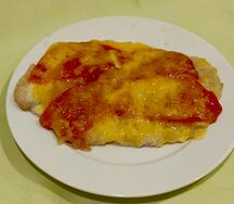 Курица с помидором и колбасой