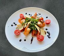 Гамбере с креветками и руколой