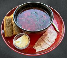 Борщ с говядиной и сметаной