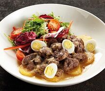 Теплый салат с куриной печенью и картофелем