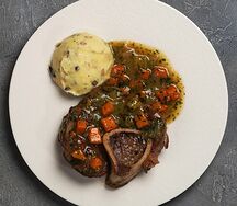 Томленая лопатка с картофельным пюре