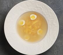 Куриный бульон с лапшой и перепелиным яйцом