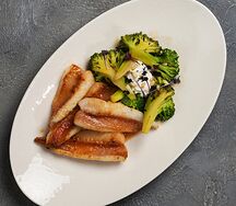 Морской окунь с брокколи и имбирным соусом