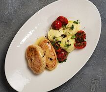 Куриные котлетки с пюре и томатами