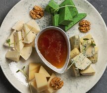 Сырная тарелка с медом и грецким орехом