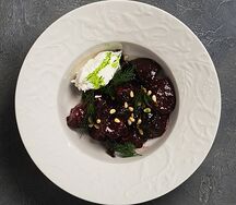 Салат из печёной свёклы с козьим сыром и кедровыми орешками