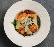 Салат с креветками и лимонным дрессингом