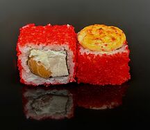 Запеченный ролл с лососем и куриной грудкой