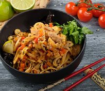 Вок с лапшой и курицей
