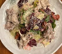 Теплый салат с куриной печенью и вешенками