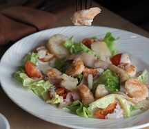 Салат с морепродуктами и оливковым маслом 