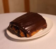 Булочка с маком и шоколадом