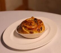 Булочка с изюмом