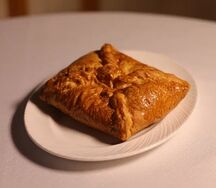 Пирожок слоеный с мясом