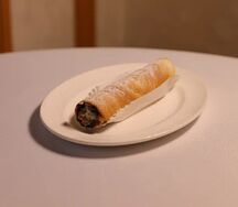 Миндальная трубочка с черносливом и орехом
