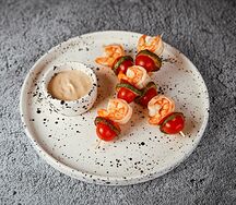Шашлычок из креветки с овощами