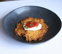 Драники со сливочным муссом и красной икрой