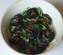 Черные пельмени с щукой