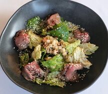 Салат с маринованным ростбифом, киноа и грушей