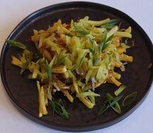 Жареный картофель с вешенками и малосольными огурчиками