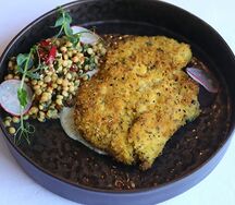 Куриный шницель с пряным йогуртом и салатом из птитима
