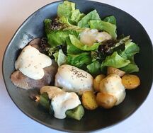 Теплый салат с языком и яйцом пашот