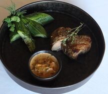 Филе миньон с грибным соусом и малосольными огурчиками