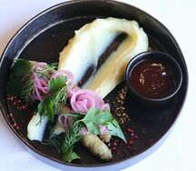 Домашние куриные колбаски с картофельным пюре