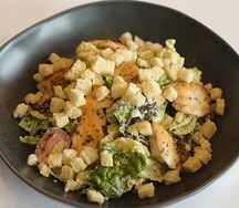 Салат Цезарь с курицей