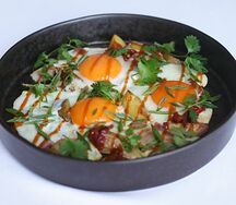 Глазунья с беконом и беби-картофелем