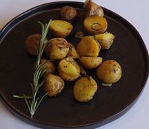Беби-картофель с розмарином