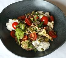 Теплый салат с куриной печенью и устричными грибами