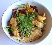 Удон с курицей и овощами
