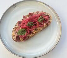 Брускетта с пастрами