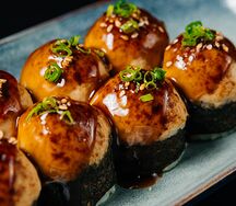 Ролл запеченный с курицей и соусом из угря