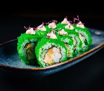 Ролл с креветкой и манго