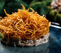 Мясной салат с грибами и фундуком 