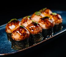 Запеченный ролл с макрелью и малиной