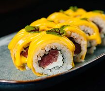 Ролл с тунцом и манго