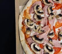 Пицца с ветчиной и грибами