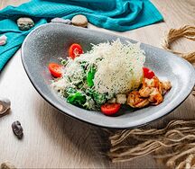 Салат Цезарь с креветками