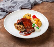 Томленый говяжий язык с луковым пюре, соусом дюрсель и копченой сметаной