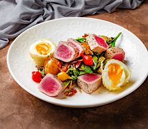 Салат из тунца с трюфельным соусом и хрустящим яйцом