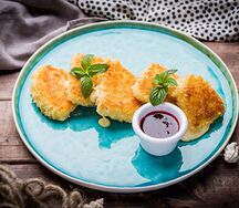 Жареный сыр ламбер с клюквенным соусом