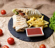 Шаурма с курицей и картофель фри