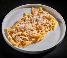 Картофель фри с сыром пармезан и черным перцем