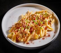 Картофель фри с беконом, халапеньо и гриль-соусом